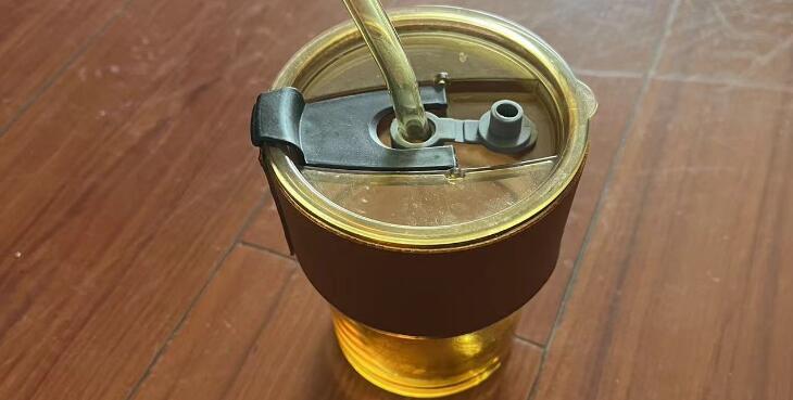 長期用吸管喝水可能會加深唇紋